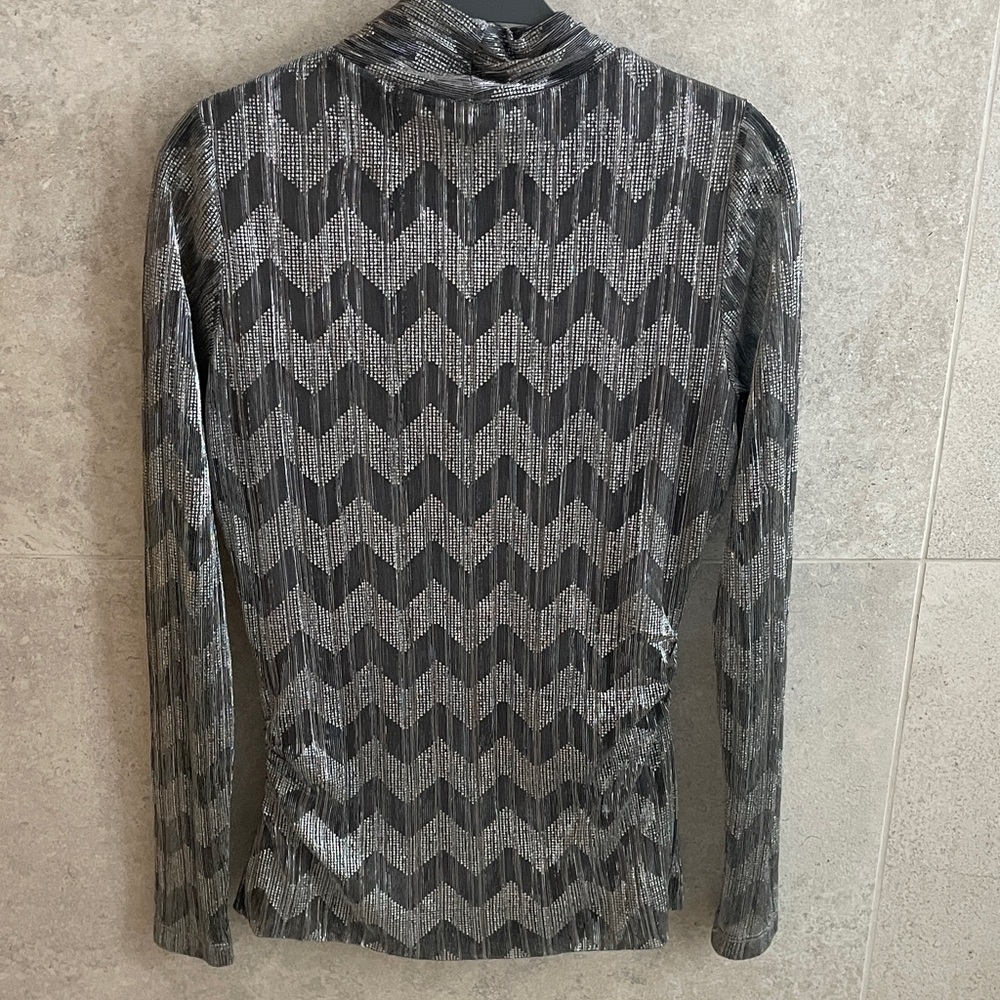 Silver Chevron Patterned Women's Top - Picture 4 of 4